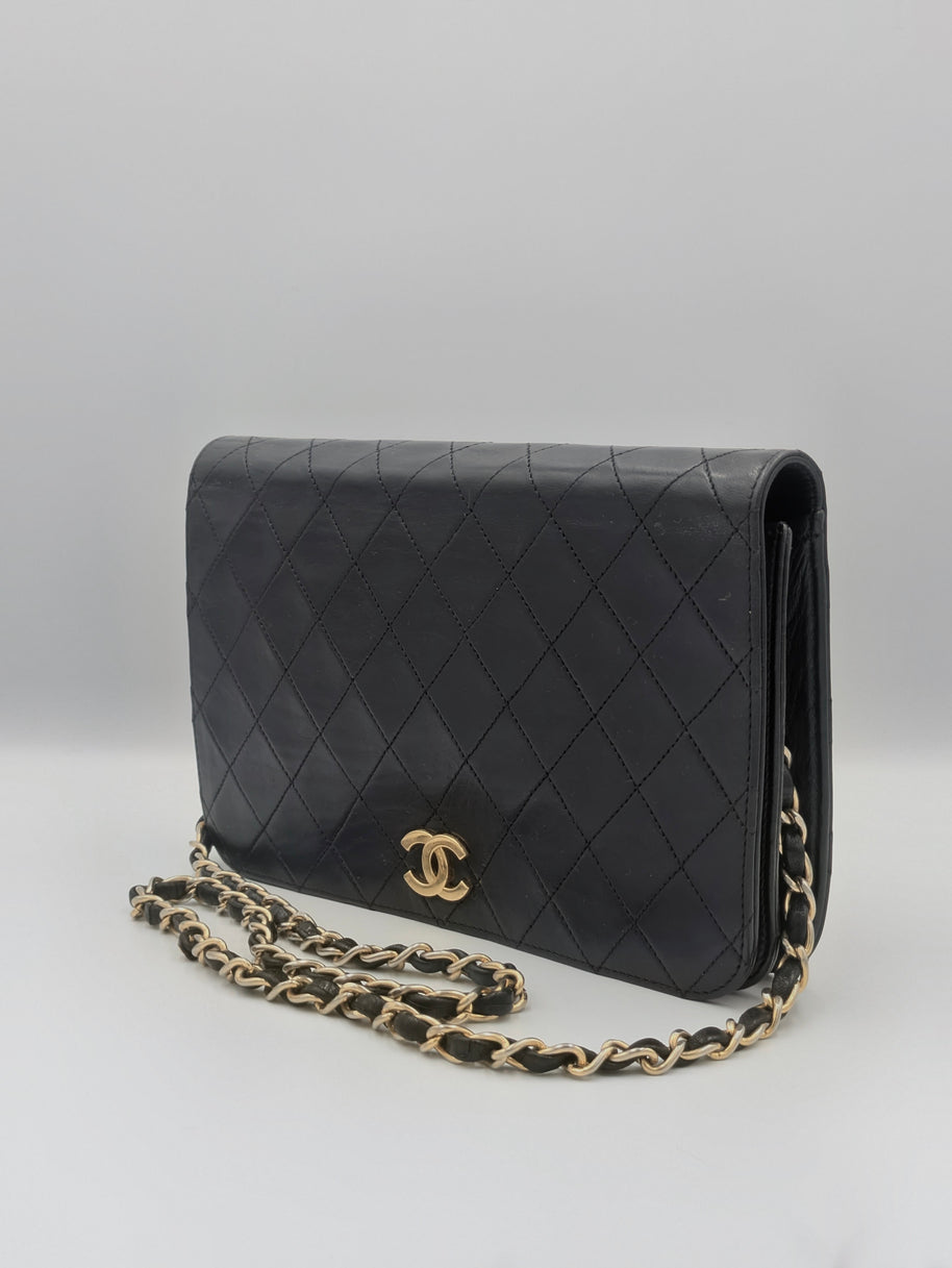 Vue rapprochée de la chaîne du sac Chanel Timeless vintage