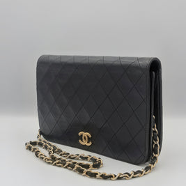 Vue rapprochée de la chaîne du sac Chanel Timeless vintage