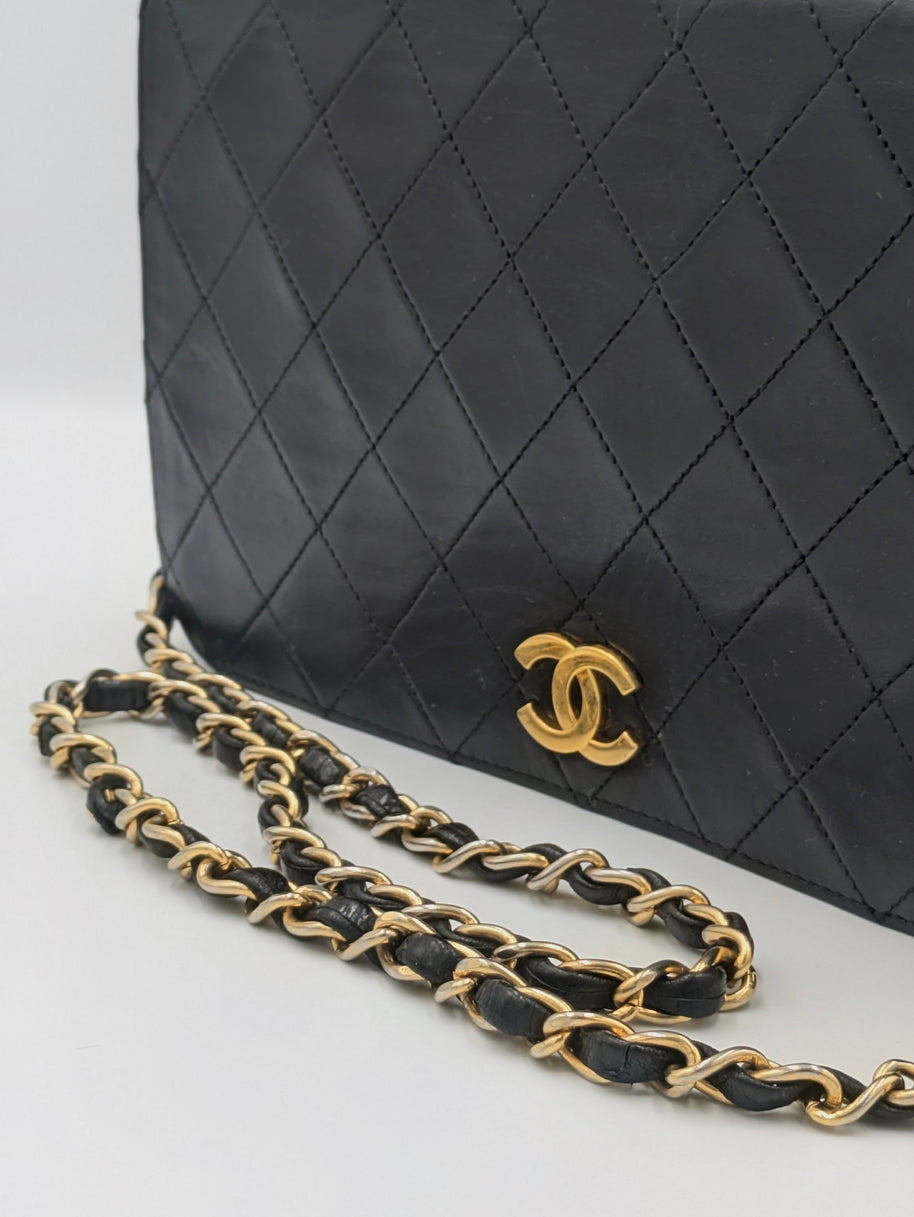 Profil du sac Chanel Timeless 24 en cuir noir