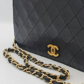 Profil du sac Chanel Timeless 24 en cuir noir