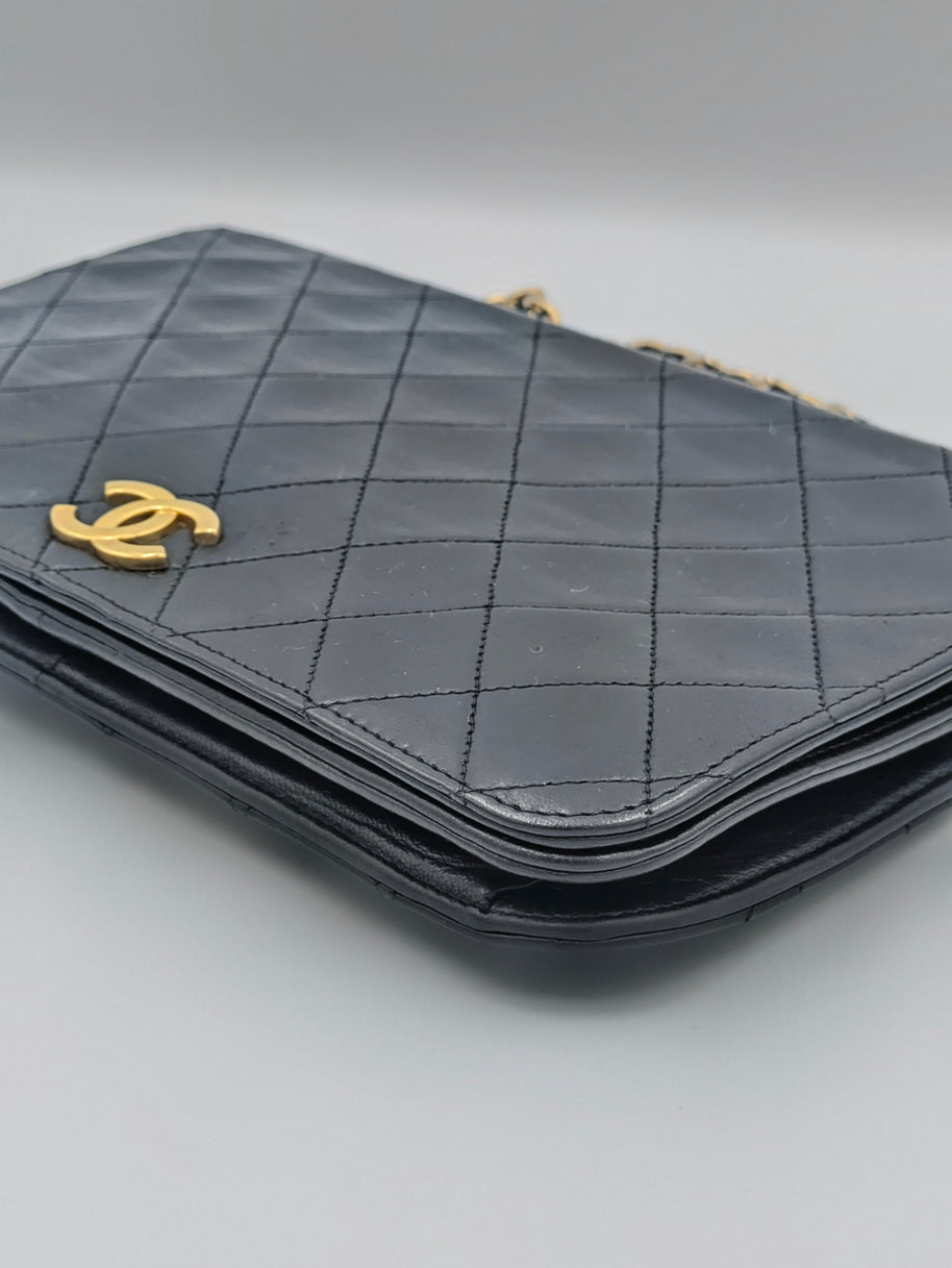 Coins du sac Chanel Timeless 24 vintage en cuir noir
