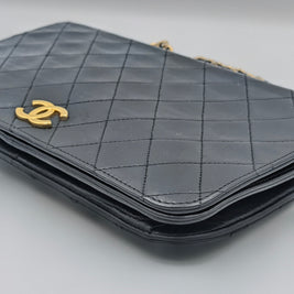 Coins du sac Chanel Timeless 24 vintage en cuir noir