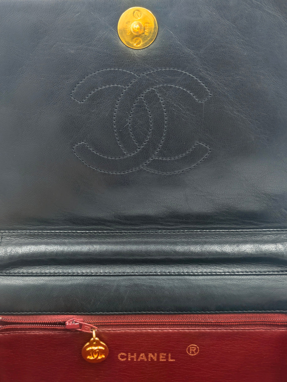 Vue portée du sac Chanel Timeless vintage noir