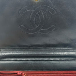Vue portée du sac Chanel Timeless vintage noir