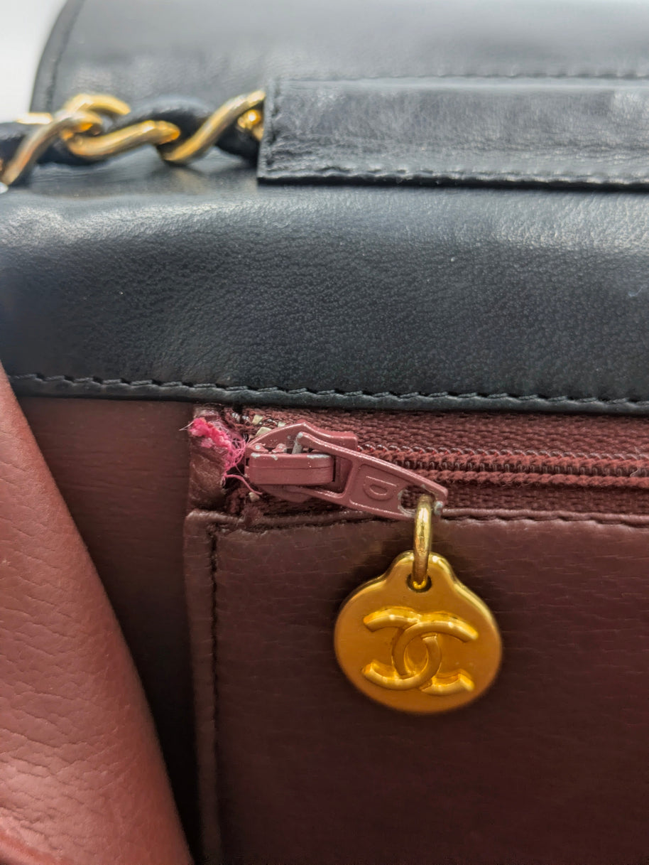 Photo complémentaire du sac Chanel Timeless vintage noir