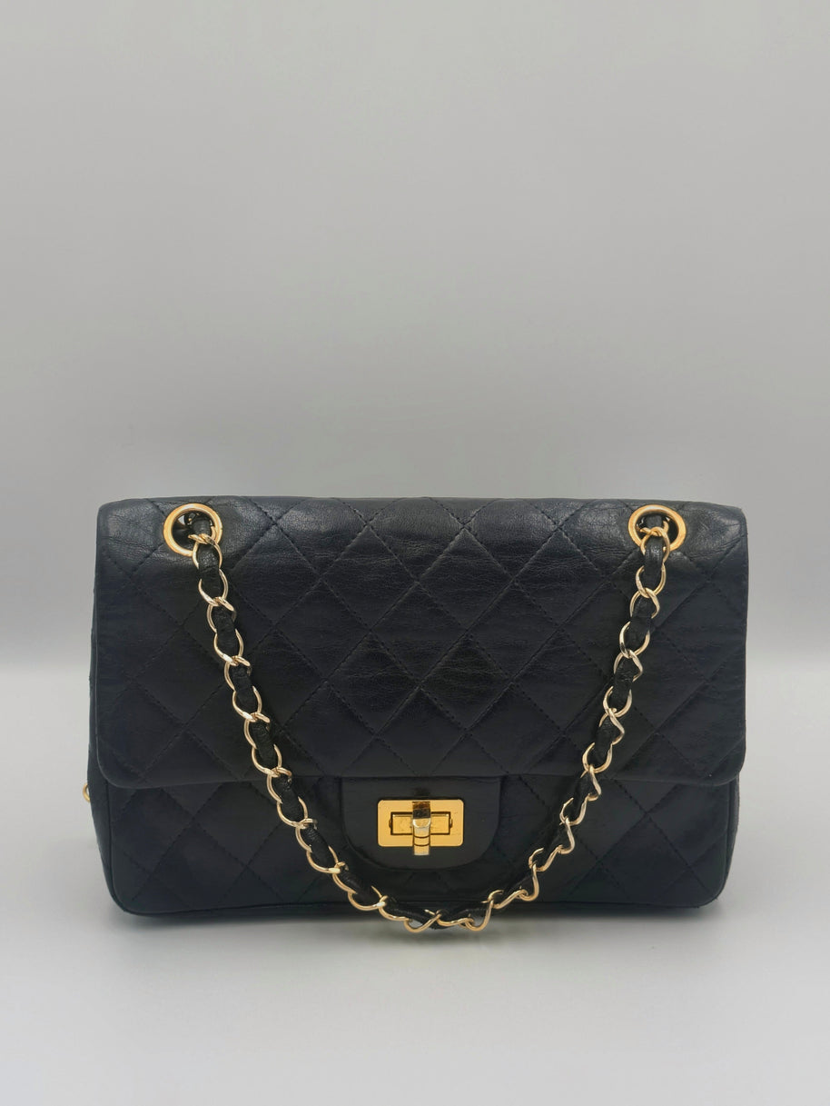 Sac Chanel 2.55 vintage cuir noir matelassé et dorure 24 carats vue de face
