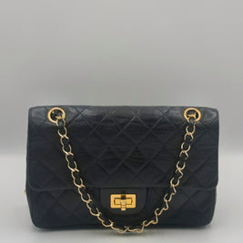 Sac Chanel 2.55 vintage cuir noir matelassé et dorure 24 carats vue de face