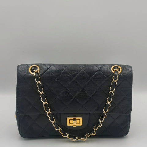 Sac Chanel 2.55 vintage cuir noir matelassé et dorure 24 carats vue de face