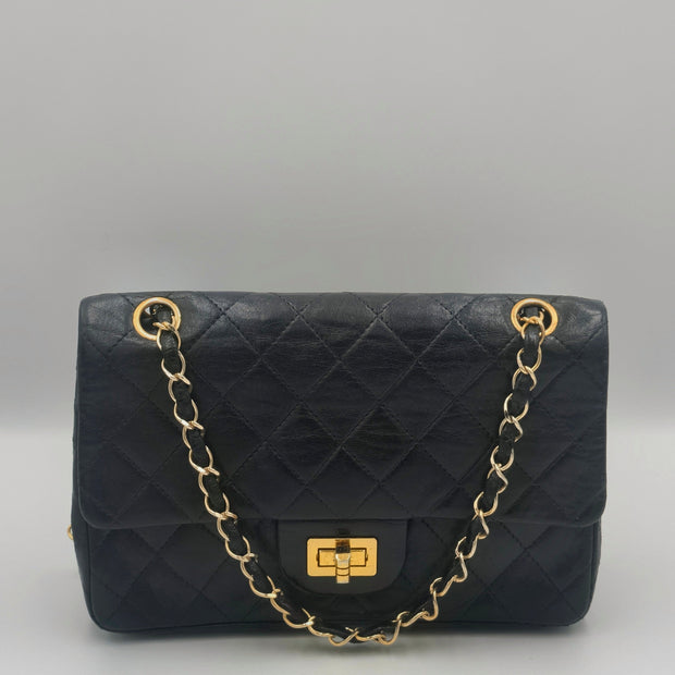 Sac Chanel 2.55 vintage cuir noir matelassé et dorure 24 carats vue de face