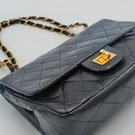 Sac Chanel 2.55 cuir noir et dorure 24k Gold- Génération 70's