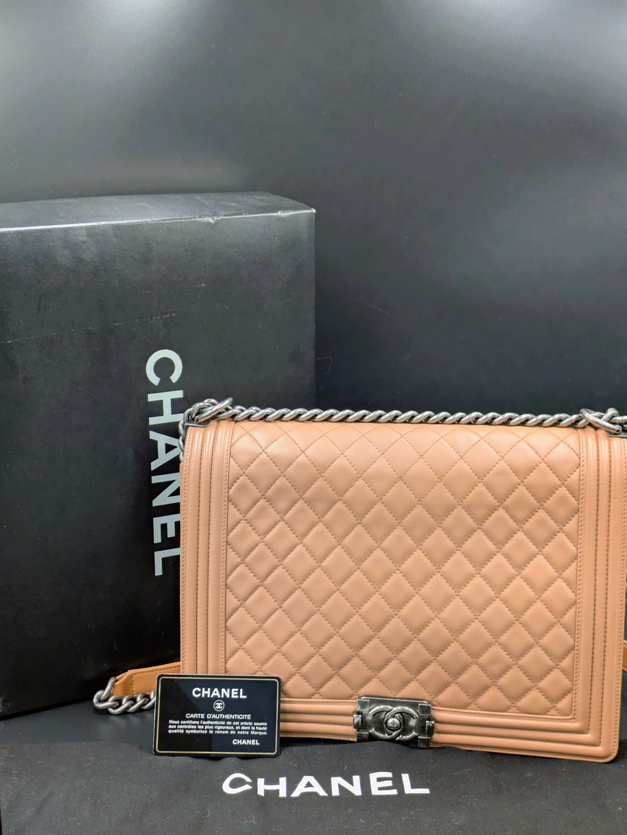 Chanel Boy large en cuir beige rosé aperçu de face
