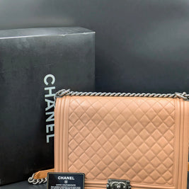 Chanel Boy large en cuir beige rosé aperçu de face