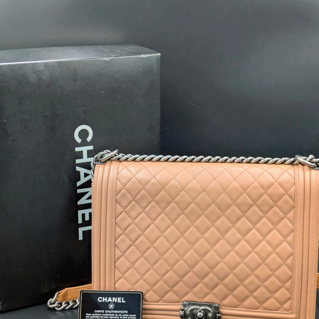 Chanel Boy large en cuir beige rosé aperçu de face