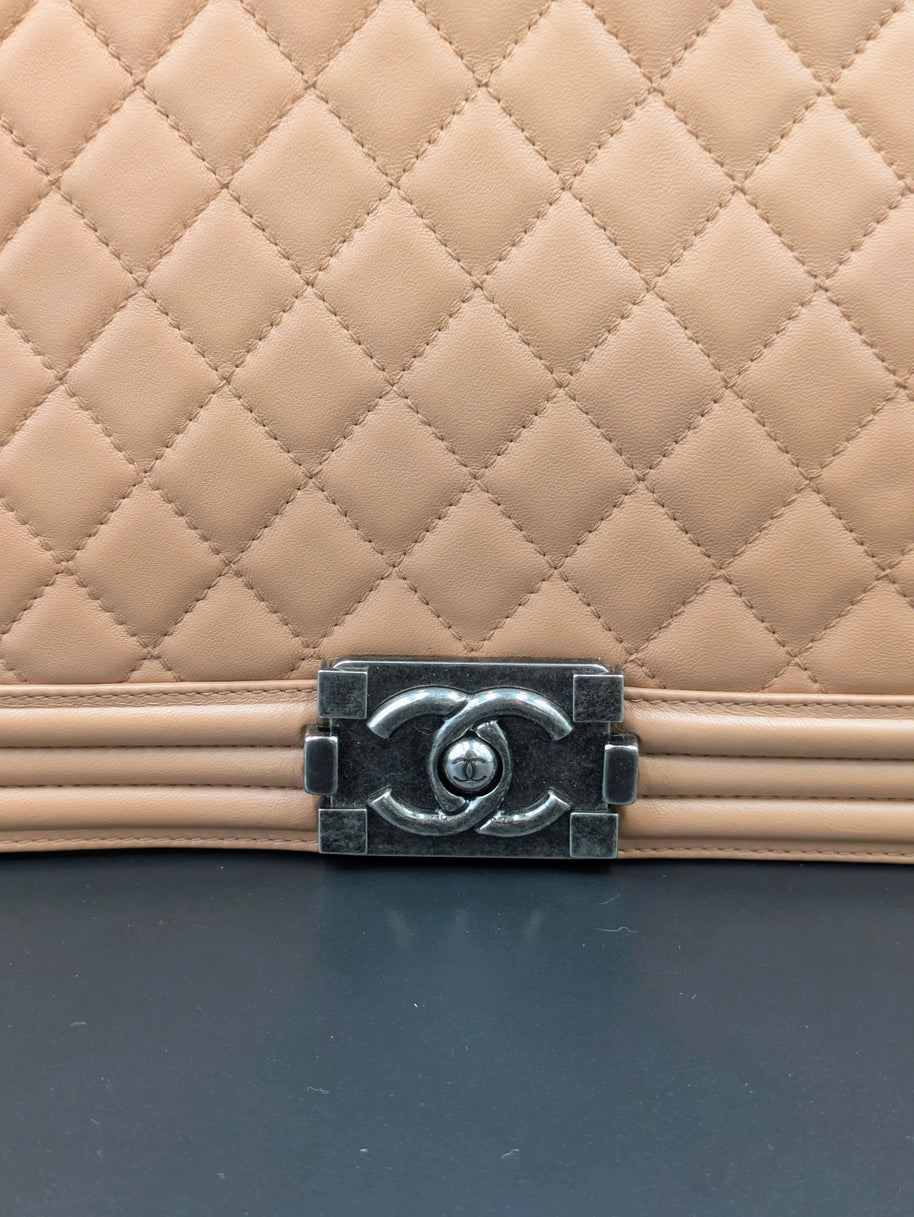 Détail du rabat du sac Chanel Boy beige rosé