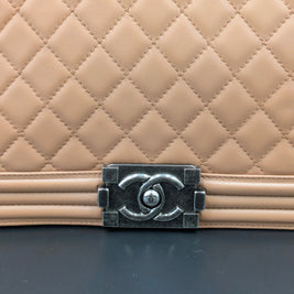 Détail du rabat du sac Chanel Boy beige rosé