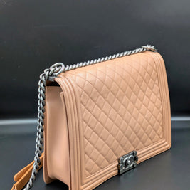 Fermoir Boy classique du sac Chanel beige rosé