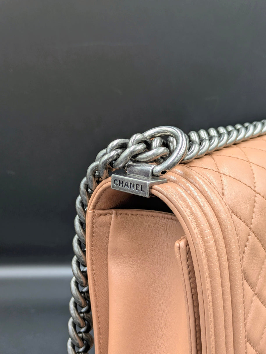 Vue intérieure du Chanel Boy beige rosé full set