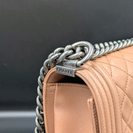 Vue intérieure du Chanel Boy beige rosé full set