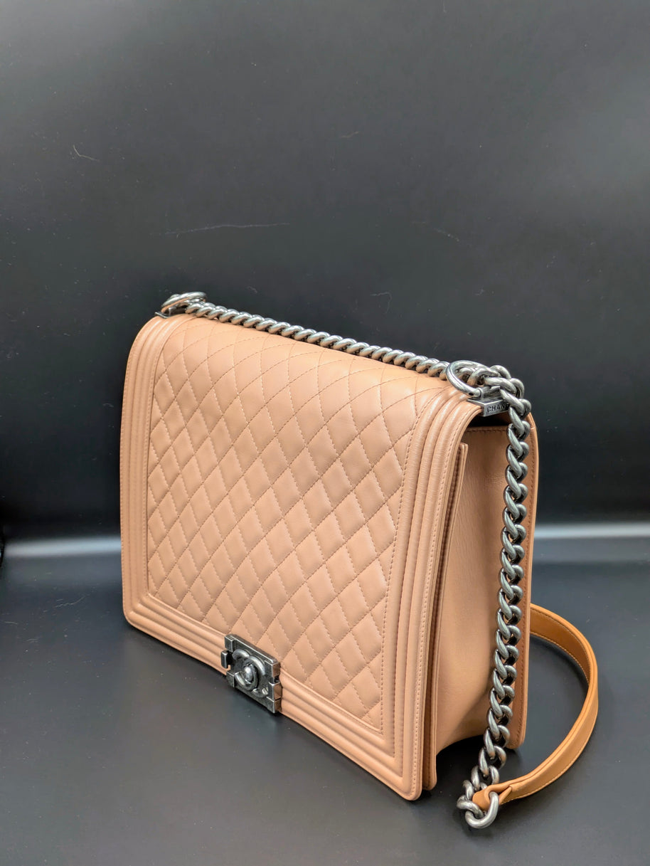 Cuir beige rosé du Chanel Boy large en excellent état