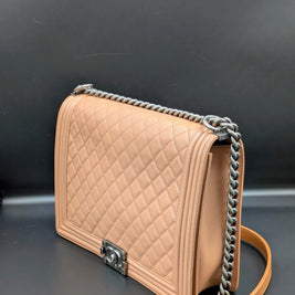 Cuir beige rosé du Chanel Boy large en excellent état