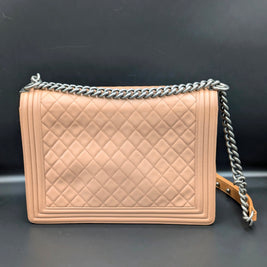 Chaîne et porté épaule du Chanel Boy large
