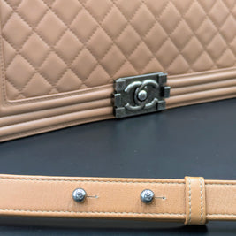 Détail des coins du Chanel Boy large beige rosé