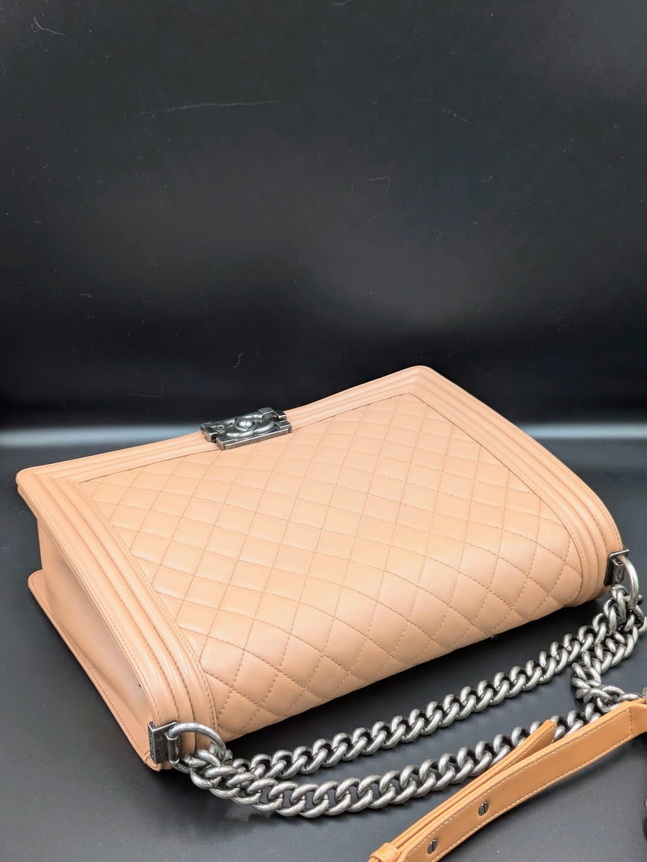 Profil du sac Chanel Boy large en cuir beige rosé