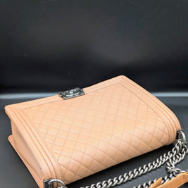 Profil du sac Chanel Boy large en cuir beige rosé