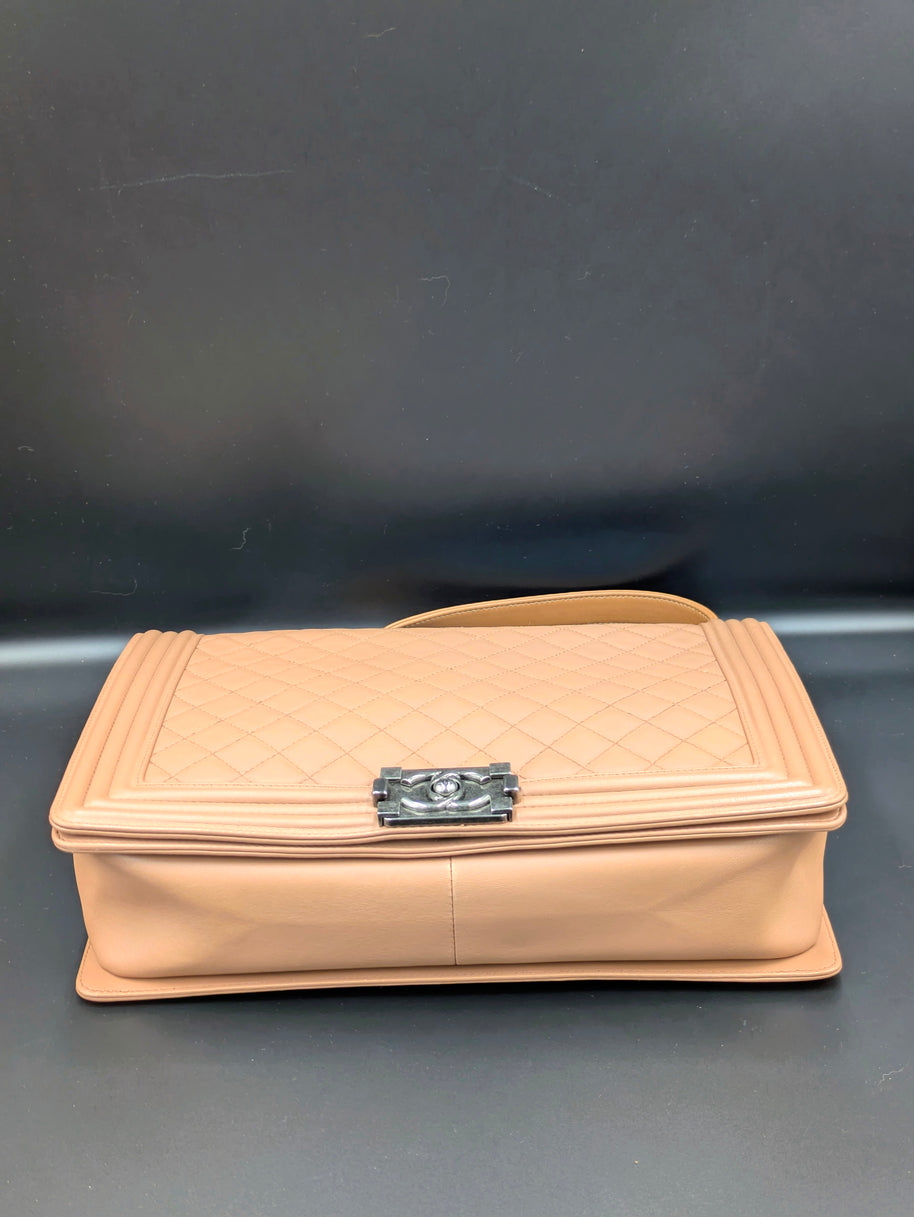 Dos du sac Chanel Boy large beige rosé
