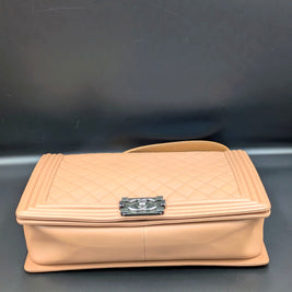 Dos du sac Chanel Boy large beige rosé