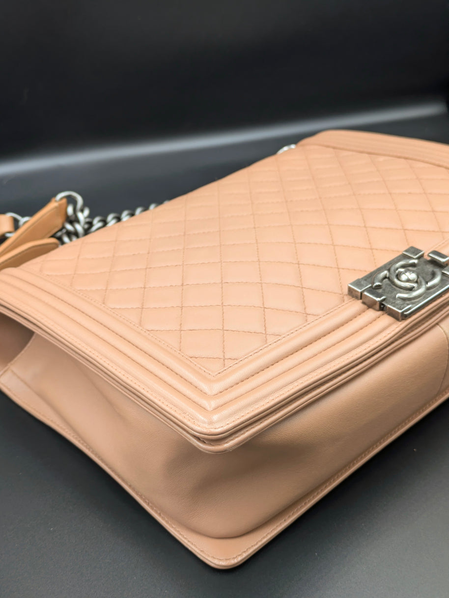Détail des ferrures du Chanel Boy large
