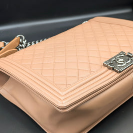 Détail des ferrures du Chanel Boy large