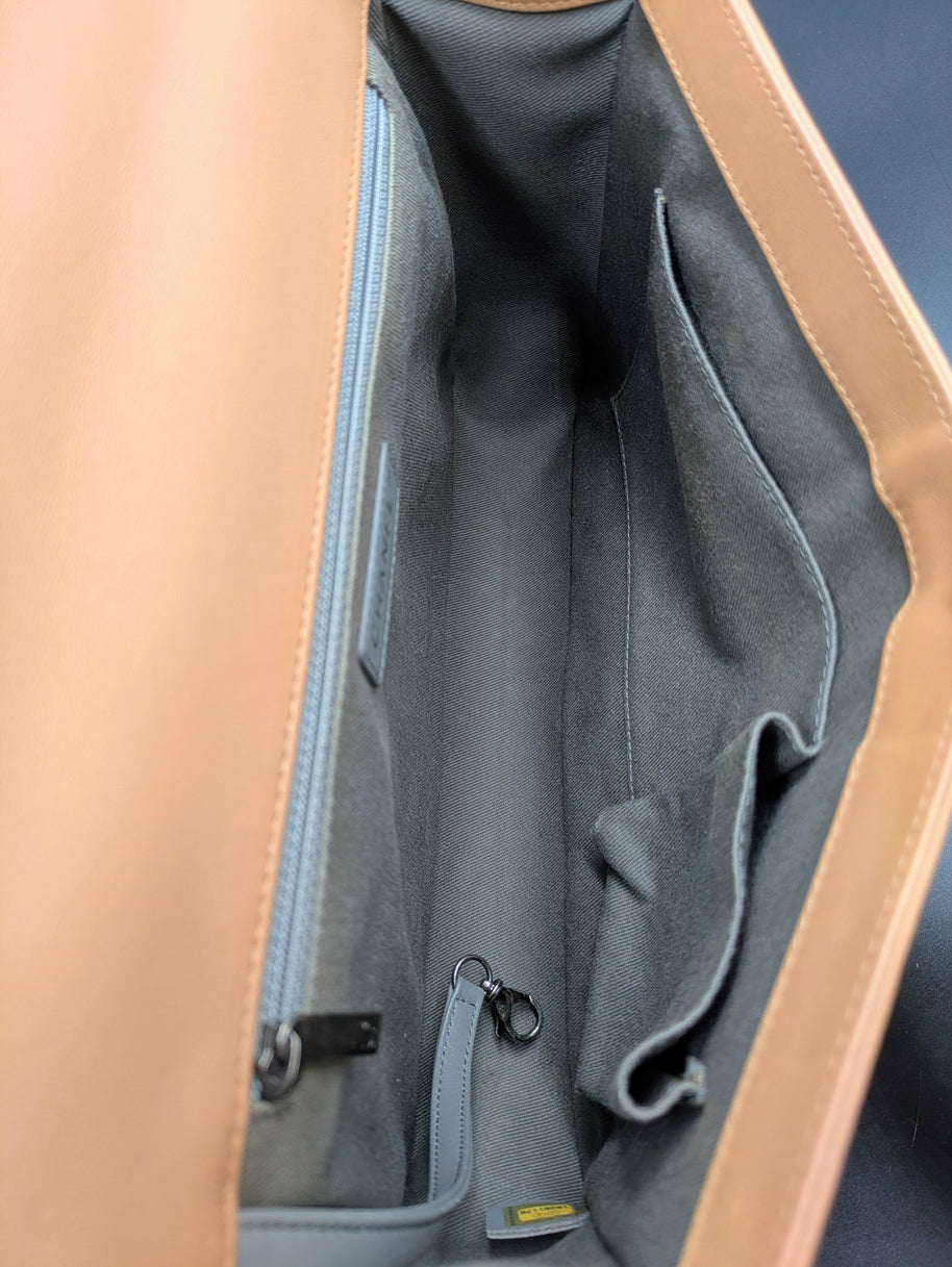 Détail de l’état du cuir Chanel Boy beige rosé