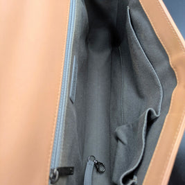 Détail de l’état du cuir Chanel Boy beige rosé