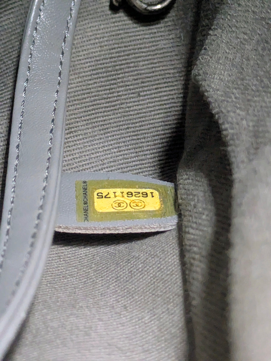 Présentation du Chanel Boy large beige rosé avec accessoires