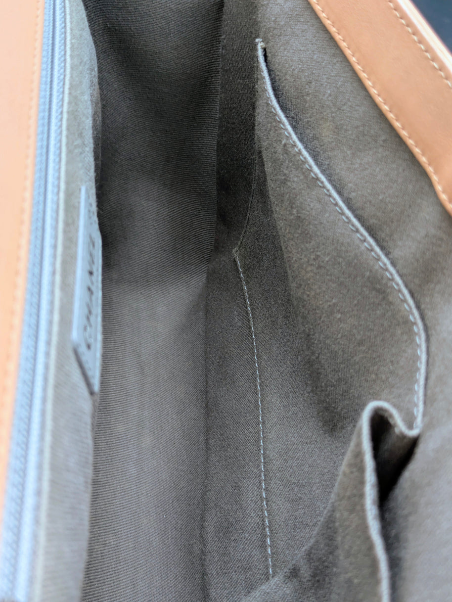 Photo complémentaire du Chanel Boy large beige rosé