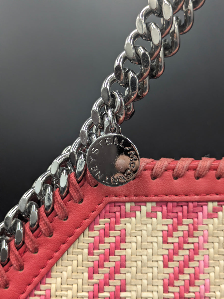 Profil du Falabella mini Stella McCartney édition limitée
