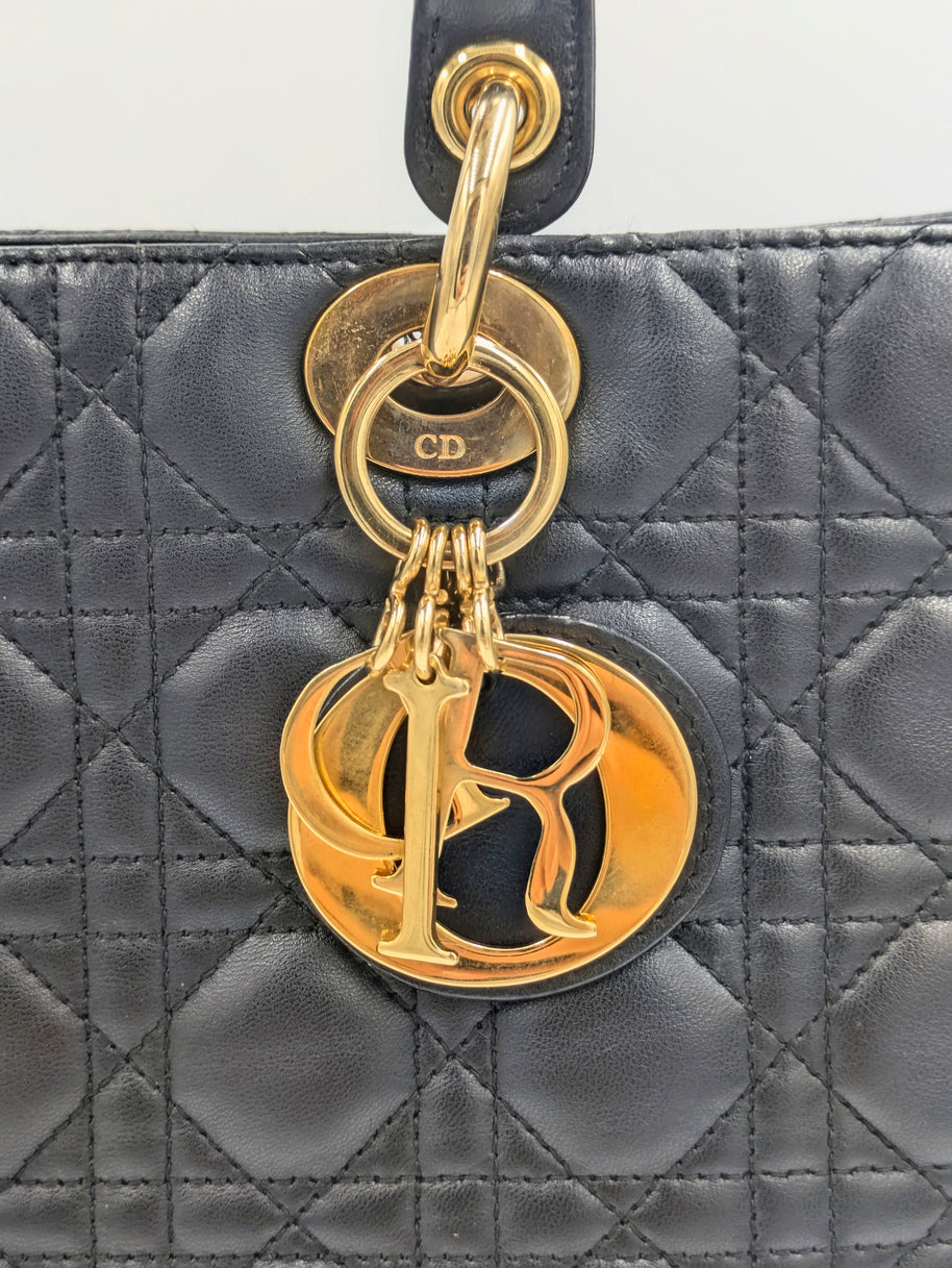 Détail matelassage cannage Lady Dior large noir
