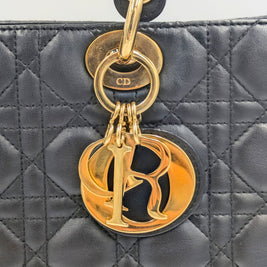 Détail matelassage cannage Lady Dior large noir