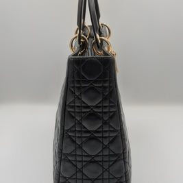 Sac Lady Dior Large — Cuir Agneau Noir Matelassé, Vintage, Breloques Dorées