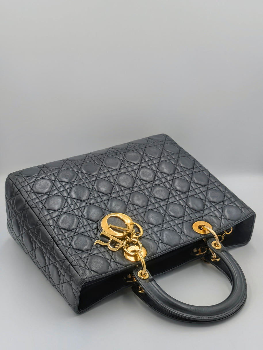 Sac Lady Dior Large — Cuir Agneau Noir Matelassé, Vintage, Breloques Dorées
