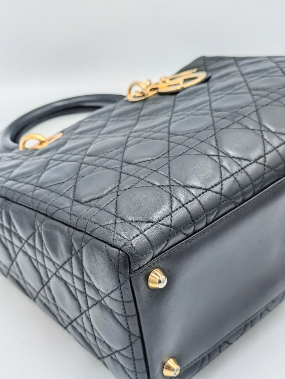 Sac Lady Dior Large — Cuir Agneau Noir Matelassé, Vintage, Breloques Dorées