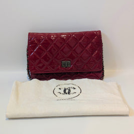 Chanel Wallet On Chain 2.55 cuir verni rouge bordeaux vue de trois quarts
