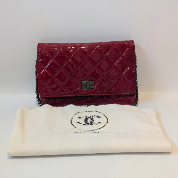 Chanel Wallet On Chain 2.55 cuir verni rouge bordeaux vue de trois quarts