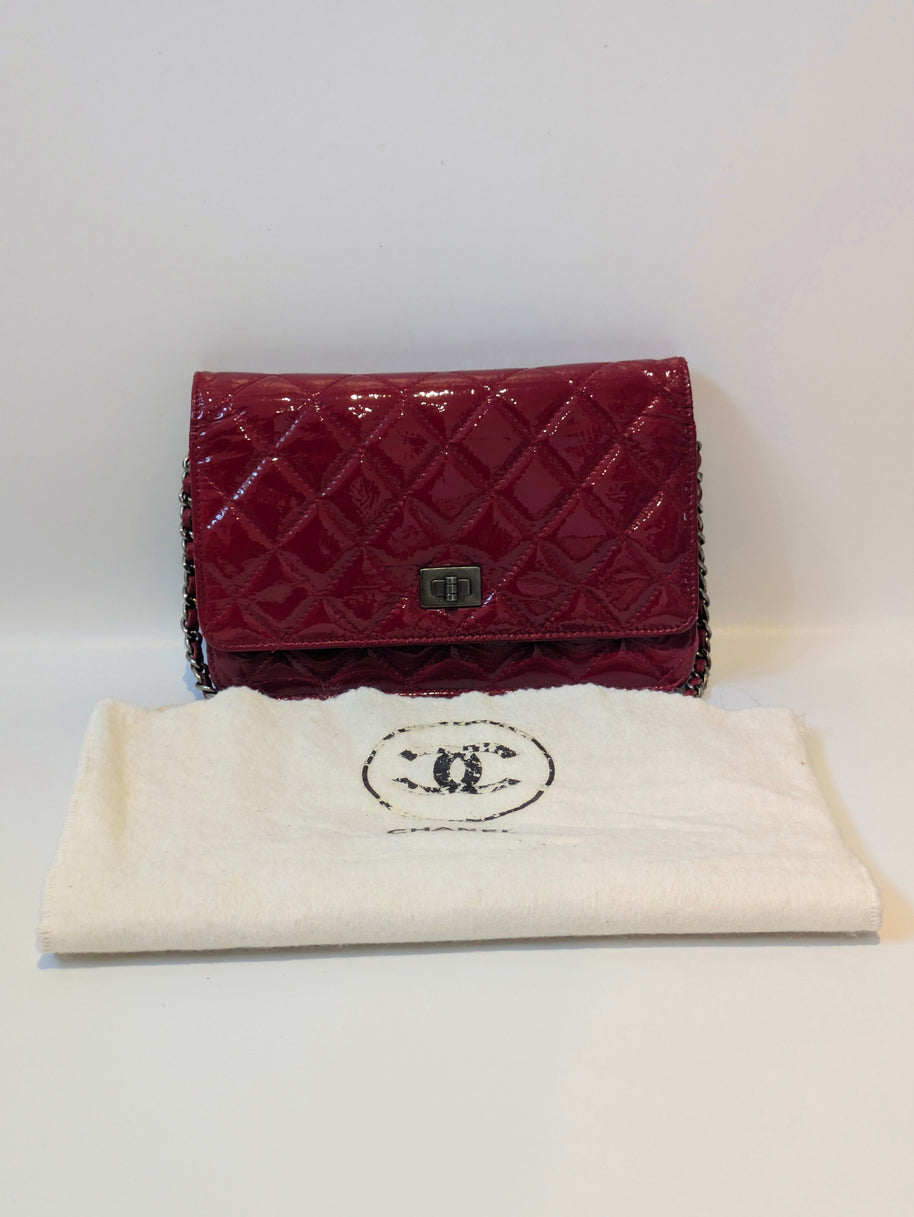 Chanel Wallet On Chain 2.55 cuir verni rouge bordeaux vue de trois quarts