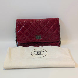 Chanel Wallet On Chain 2.55 cuir verni rouge bordeaux vue de trois quarts