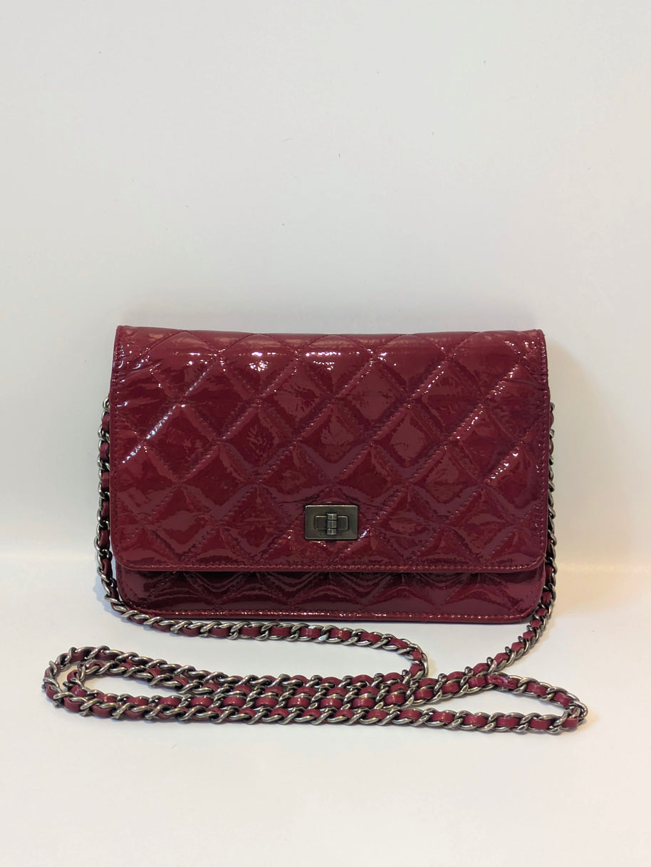 Chanel WOC rouge bordeaux détail fermoir Mademoiselle 2.55