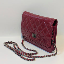Chanel Wallet On Chain cuir verni matelassé vue de profil bandoulière chaîne