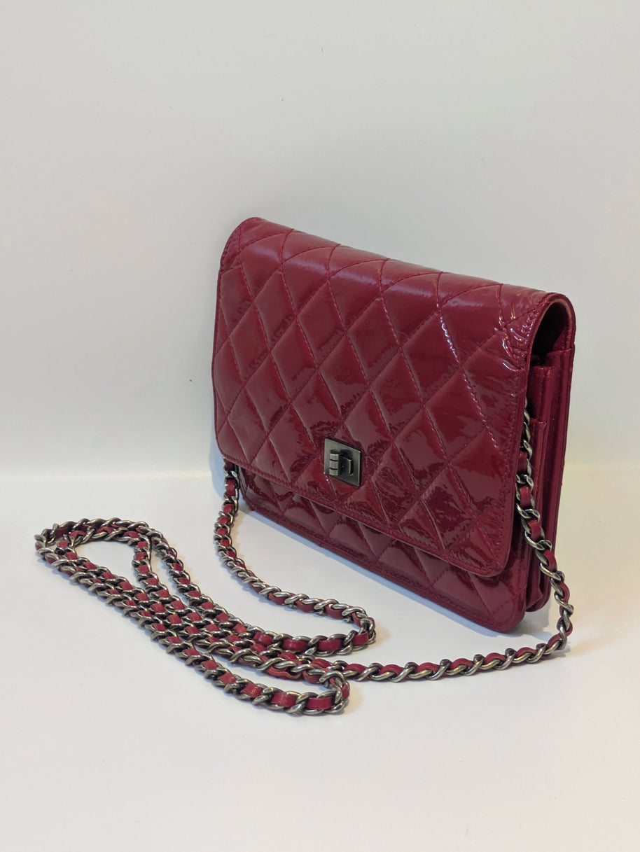 Chanel Wallet On Chain cuir verni matelassé vue de profil bandoulière chaîne
