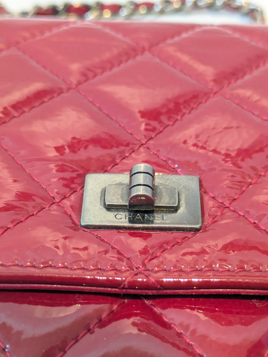 Chanel WOC rouge bordeaux vue de dos poche plaquée cuir verni